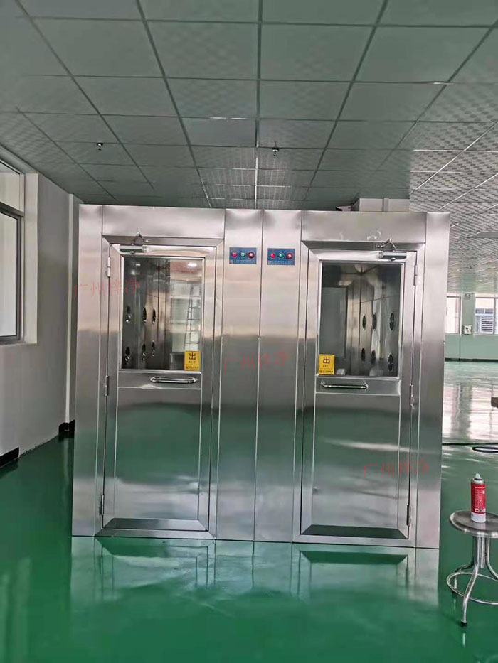 風淋室主要功能是確保工作人員在進入潔凈區(qū)前，通過吹淋去除身上的塵埃和微粒。