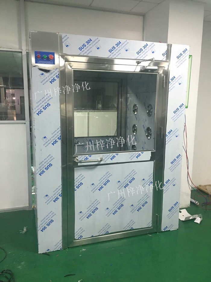防爆風(fēng)淋室是指風(fēng)淋室的電機(jī)、指示燈、照明燈、接線(xiàn)管必須嚴(yán)格按照防爆標(biāo)準(zhǔn)