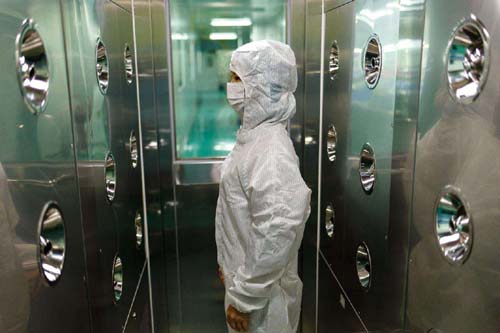 風淋室工作原理是通過高速氣流的沖擊，有效清除進入潔凈室的人員、物料表面攜帶的塵埃和污染物。