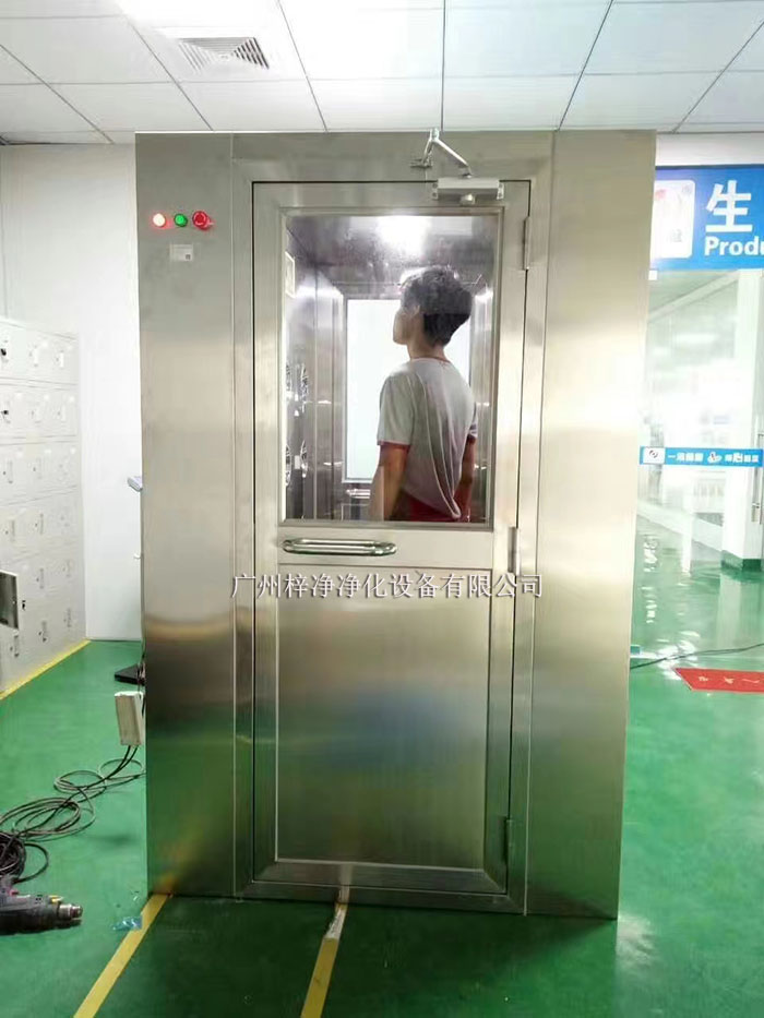 風(fēng)淋室和貨淋室通常配備有集塵設(shè)備，如高效過(guò)濾器、吸塵器等。吹淋過(guò)程中脫落的灰塵和雜質(zhì)會(huì)被這些設(shè)備收集。