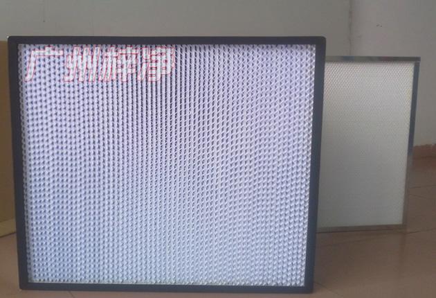 HS有隔板高效過濾器可廣泛用于光學(xué)電子、LCD液晶制造，生物醫(yī)藥、精密儀器、飲料食品，PCB印刷等行業(yè)無(wú)塵凈化車間的空調(diào)末端送風(fēng)處。